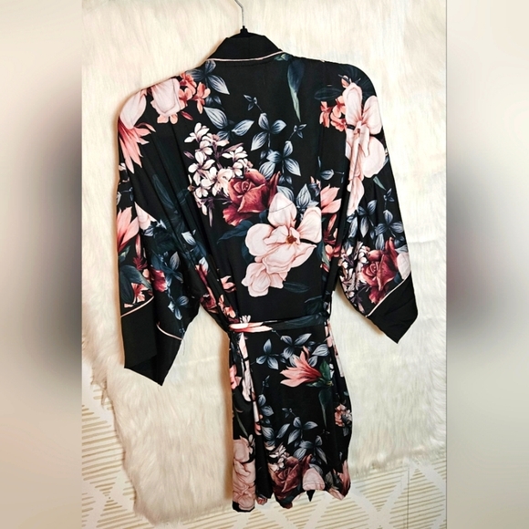 La Vie En Rose Classic Satin Floral Kimono/Robe - Picture 4 of 8